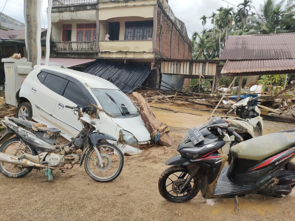 Jalan nasional di Kecamatan Trumon, Kabupaten Aceh Selatan, Aceh, tergenang lumpur seusai diterjang banjir bandang, Selasa (21/11/2023). Banjir dipicu intensitas hujan yang tinggi dan pembukaan tutupan hutan.