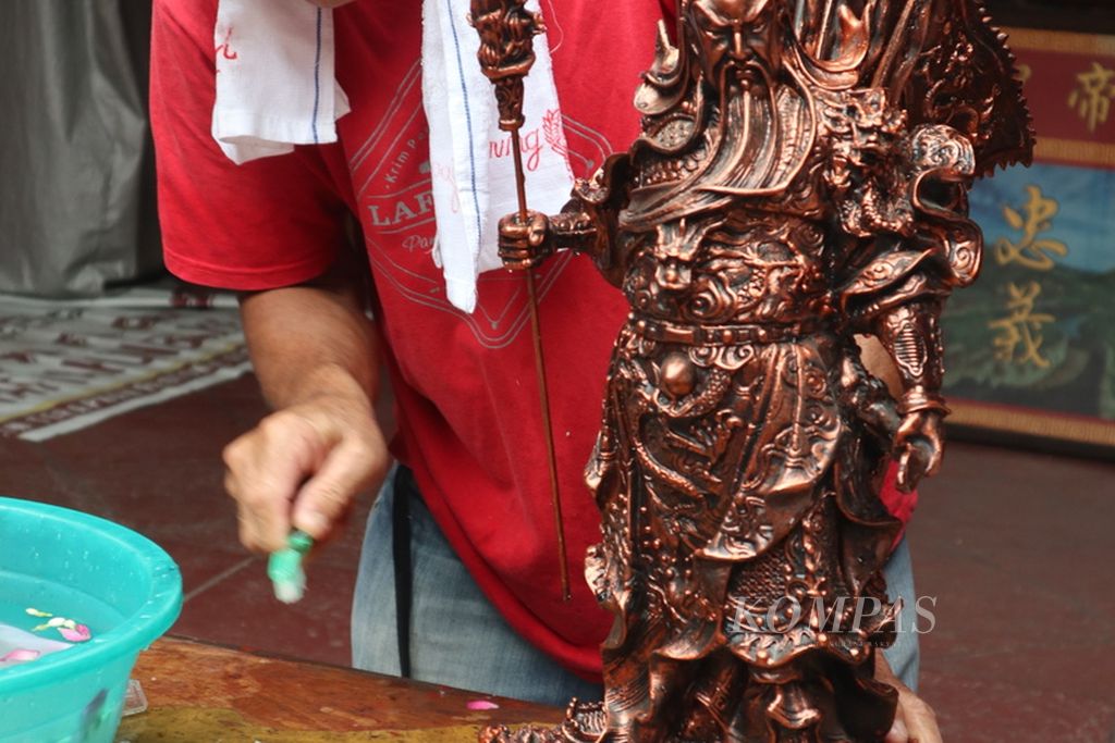 Warga membersihkan patung Kwan Tee Kun di Kelenteng Talang di Kota Cirebon, Jawa Barat, Rabu (26/1/2022). Ritual memandikan patung dewa sekali setahun itu biasanya dilakukan sepekan menjelang Tahun Baru Imlek. Tahun Baru Imlek 2573 Kongzili jatuh pada 1 Februari 2022.