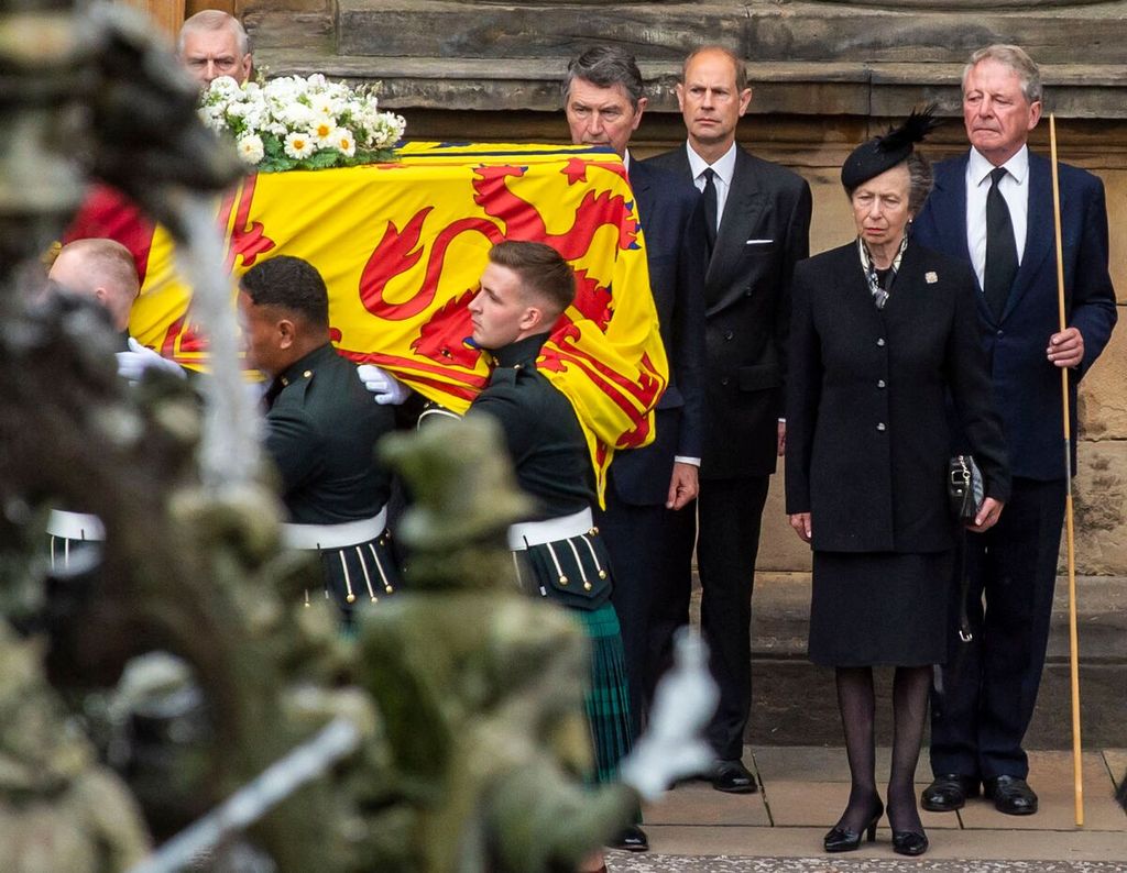 Pangeran Andrew, Duke of York (kiri, atas), Laksamana Madya Timothy Laurence (tengah), Pangeran Edward, Earl of Wessex (ketiga dari kanan), dan Putri Anne (kedua dari kanan) menyambut kedatangan jenazah Ratu Elizabeth II di Istana Holyroodhouse,  Edinburgh, Skotlandia, Minggu (11/9/2022). 