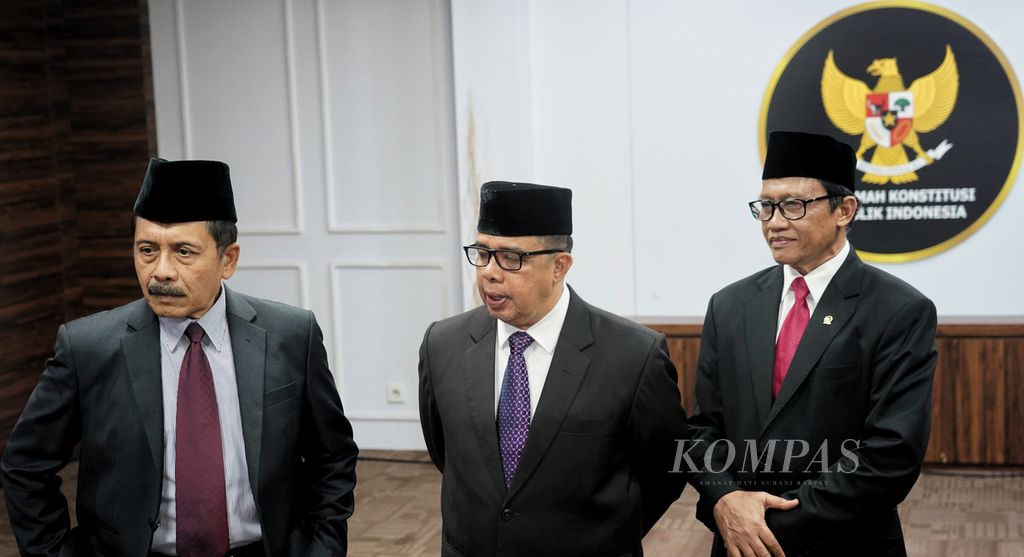 I Dewa Gede Palguna, Yuliandri, dan Ridwan Mansyur (dari kiri ke kanan) setelah dilantik menjadi anggota Majelis Kehormatan Mahkamah Konstitusi (MKMK) di Gedung II Mahkamah Konstitusi, Jakarta, Senin (8/1/2024). 