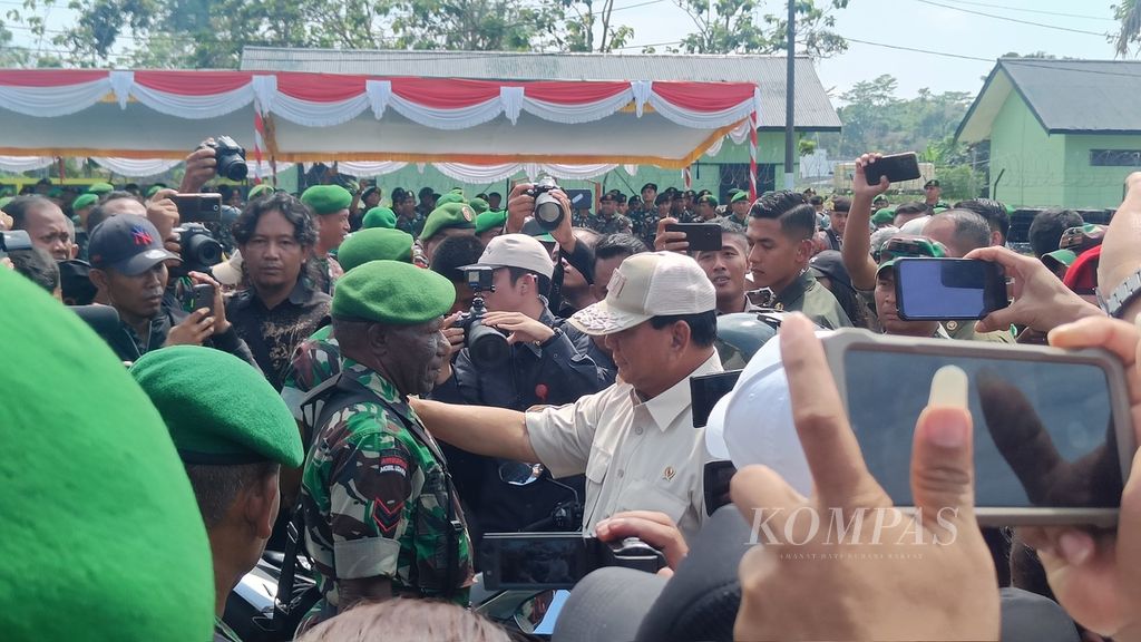 Menteri Pertahanan Prabowo Subianto berpesan kepada para prajurit yang bertugas di Papua saat penyerahan motor Honda CRF secara simbolis di Komando Distrik Militer 1710/Mimika, Papua Tengah, Jumat (10/11/2023).