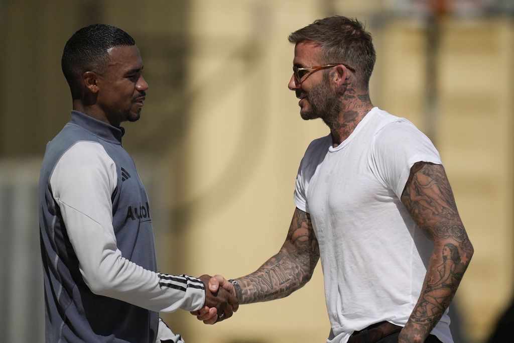 Salah satu pemilik Inter Miami, David Beckham (kanan), menyalami gelandang klub Liga Amerika Serikat itu, Dixon Arroyo, pada sesi latihan Rabu (12/7/2023) lalu.