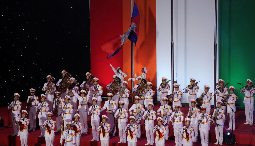 Upacara penaikan bendera Kamboja pada upacara penutupan SEA Games Vietnam 2021 di Stadion Vietnam Asian Indoor Game, Hanoi, Vietnam, Senin (23/5/2022). Kamboja ditetapkan sebagai tuan rumah SEA Games Ke-32 pada 2023. 