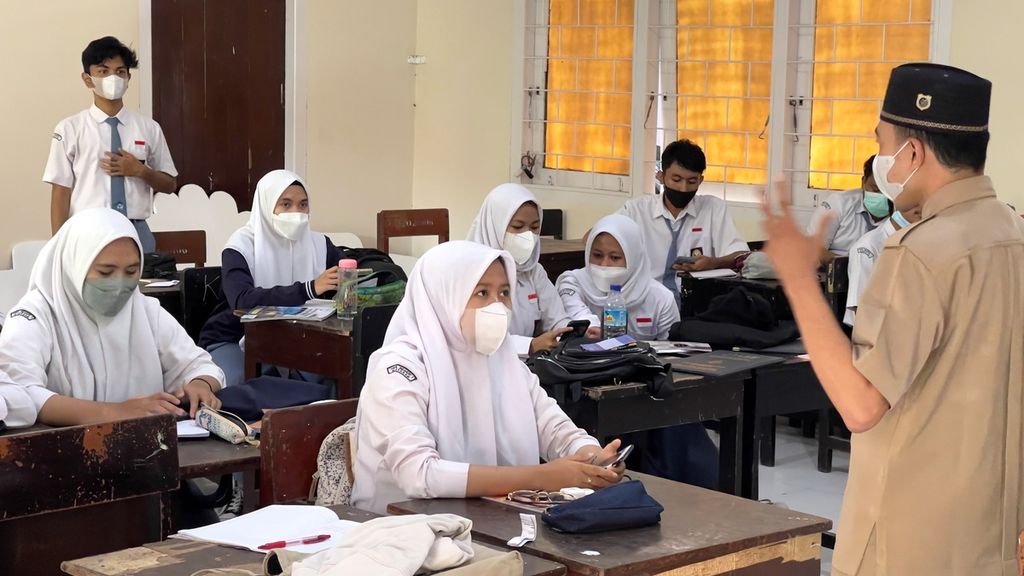 Siswa SMAN 1 Mataram, Nusa Tenggara Barat, mengikuti pelajaran Pendidikan Agama Islam, Senin (3/1/2021).