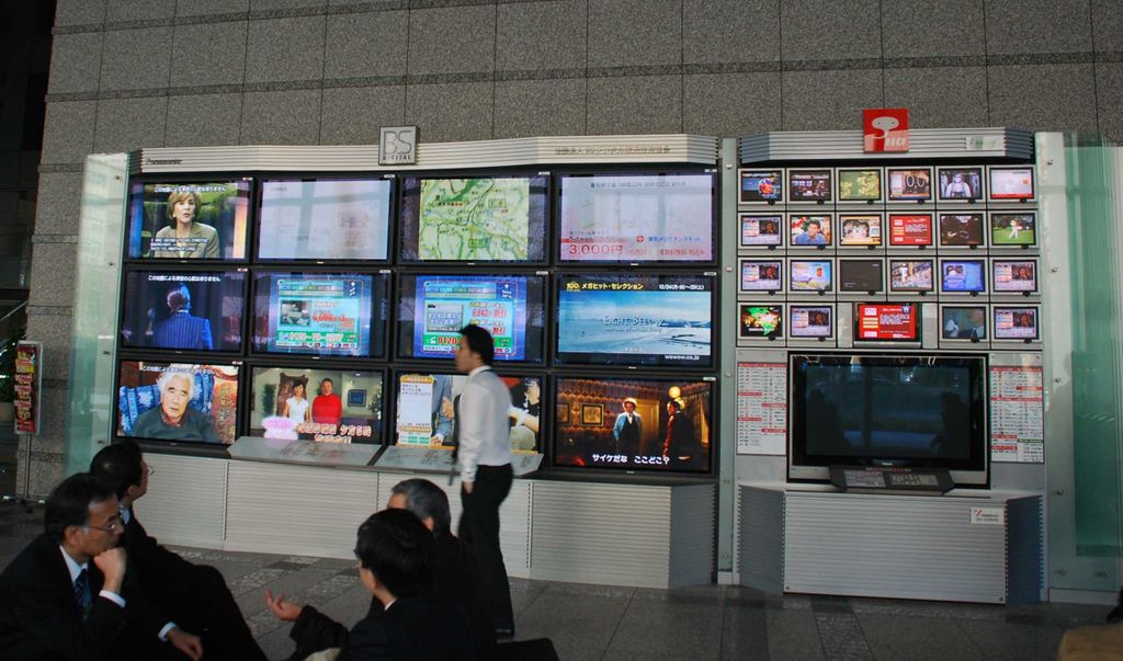 Demikian cara Jepang dalam memperlihatkan penayangan beberapa program siaran yang disajikan dalam migrasi dari televisi analog di negeri itu. Display berbagai televisi digital dipasang di ruang tunggu Kantor Departemen Dalam Negeri dan Komunikasi Jepang.