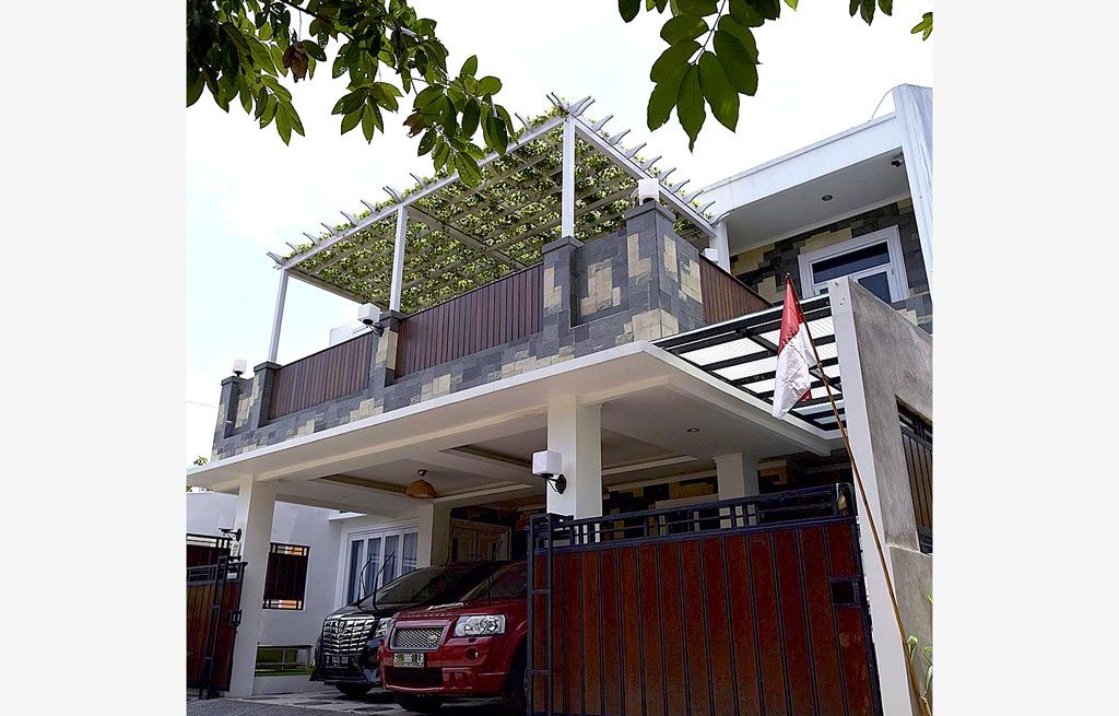 Rumah sutradara Anggy Umbara di kawasan Cikeas, Bogor, Jawa Barat, Sabtu (16/9). 