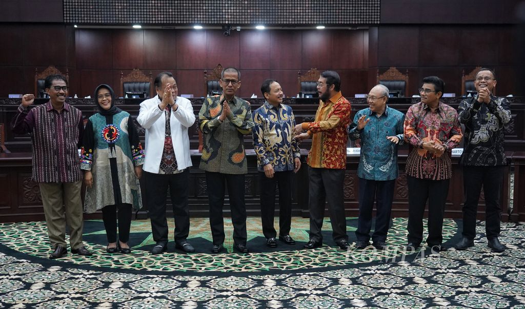 Ketua Mahkamah Konstitusi yang baru, Suhartoyo (tengah), berfoto bersama 8 hakim konstitusi lainnya saat pengumuman Ketua Mahkamah Konstitusi (MK) baru di Gedung Mahkamah Konstitusi, Jakarta, Kamis (9/11/2023). Suhartoyo terpilih menjadi Ketua Mahkamah Konstitusi setelah disepakati bersama oleh 9 hakim konstitusi di MK.