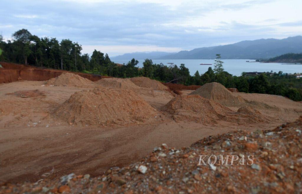 Tambang nikel di Desa Tapunggaya, Kecamatan Molawe, Kabupaten Konawe Utara, Rabu (7/8/2019). Penambangan yang dilakukan masif di pegunungan di daerah tersebut menimbulkan bencana ekologis. 