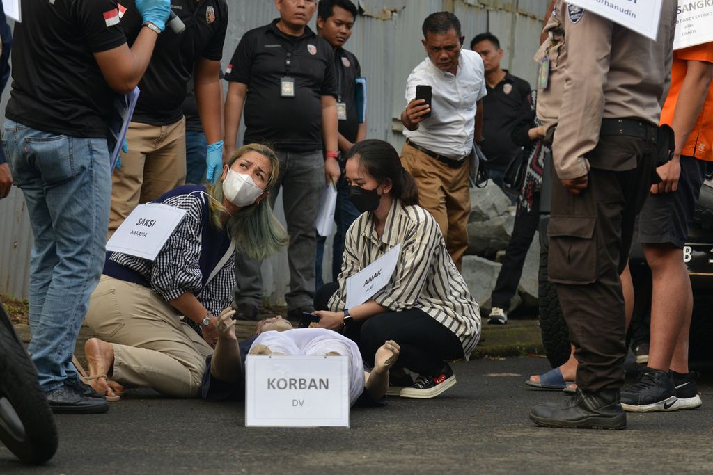 Adegan saat saksi menolong korban Cristalino David Ozora dalam rangkaian rekonstruksi kasus penganiayaan kepada David di kawasan Green Permata Boulevard, Jakarta Selatan, Jumat (10/3/2023). 