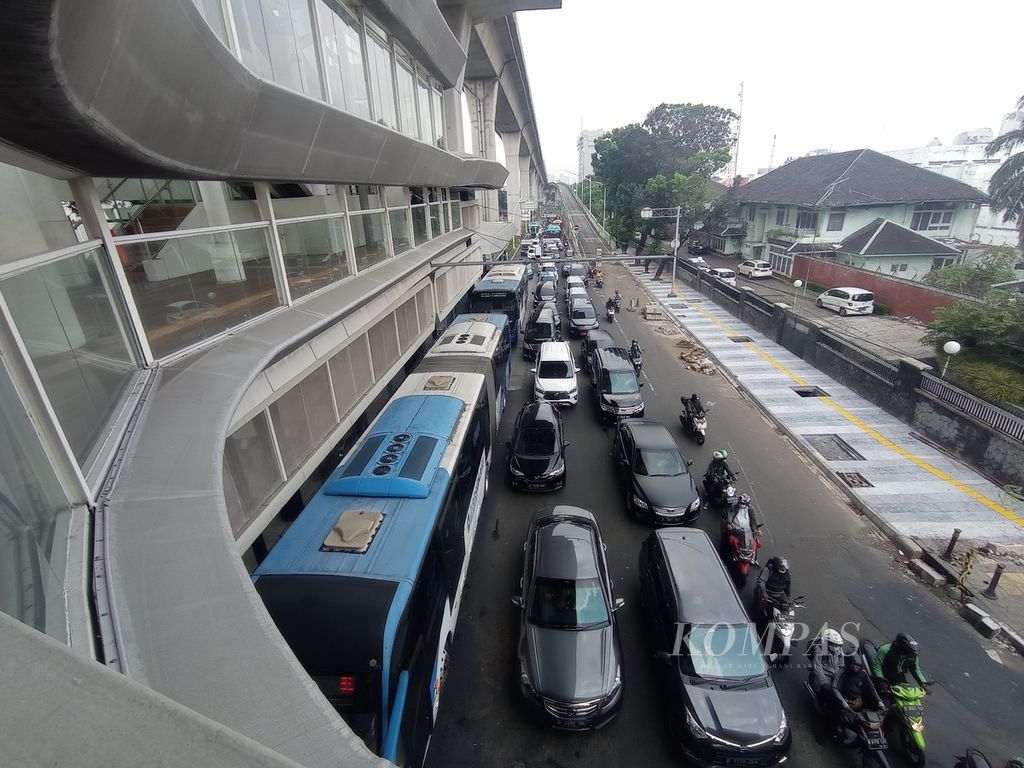 Lalu lintas di seputar CSW ASEAN, Jakarta Selatan, Selasa (9/8/2022). Kendaraan pribadi mendominasi jalanan.