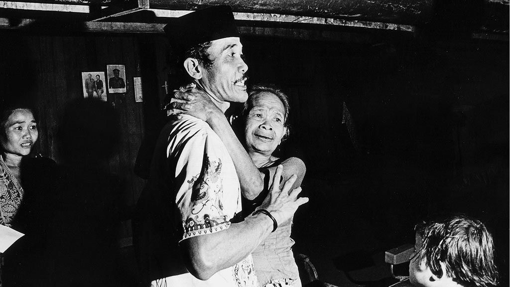 Karta sampai di rumahnya di Pondok Rangon, Jakarta Timur, 4 November 1980. Kondisi rumah yang gelap, sementara fotografer Kartono Ryadi tidak membawa lampu kilat, diatasi dengan memanfaatkan lampu kilat fotografer lain. Tampak jelas arah cahaya bukan dari arah kamera yang dipakai memotret (kiri).