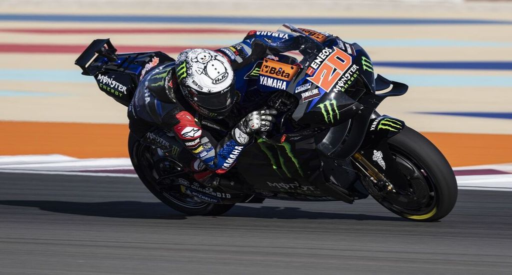 Pebalap tim Monster Energy Yamaha Fabio Quartararo memacu motor YZR-M1 dalam hari pertama tes pramusim kedua MotoGP 2024 di Sirkuit Lusail, Qatar, Senin (19/2/2024). 