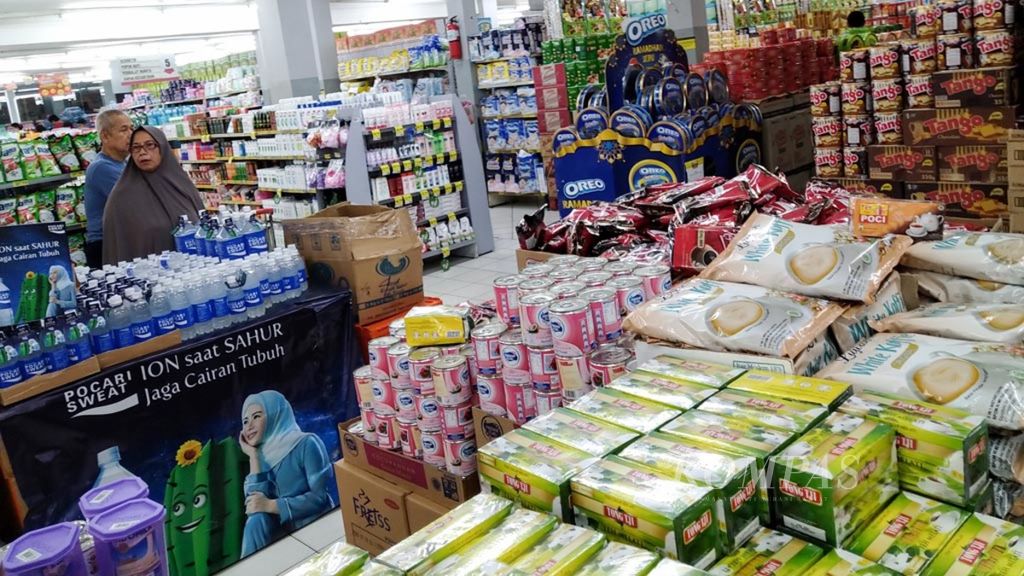 Pengunjung berbelanja di pusat perbelanjaan ritel di kawasan Ciledug, Kota Tangerang, Banten, Minggu (5/5/2019). Memasuki bulan Ramadhan, pasar tradisional dan pusat perbelanjaan ritel dipadati pengunjung yang hendak berbelanja bahan makanan.