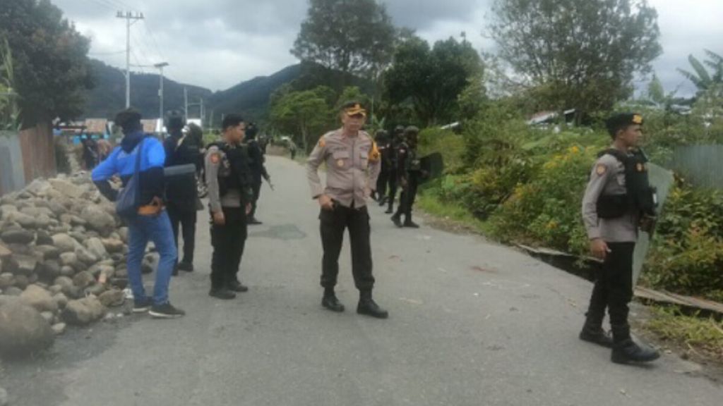 Aparat kepolisian berpatroli di sejumlah ruas jalan di Kabupaten Dogiyai, Papua Tengah, Senin (17/7/2023). Sebelumnya terjadi kerusuhan di Dogiyai pada 13-14 Juli 2023 yang mengakibatkan 69 rumah dan kios dibakar sekelompok orang.