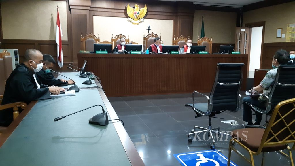 Advokat Didit Wijayanto Wijaya mendengarkan dakwaan yang dibacakan jaksa terhadap dirinya dalam sidang di Pengadilan Tindak Pidana Korupsi Jakarta Pusat, Selasa (25/1/2022).