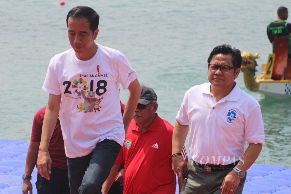 Presiden Joko Widodo bersama Ketua Partai Kebangkitan Bangsa (PKB) Muhamin Iskandar turun dari perahu naga di Danau Jakabaring, Palembang. Sabtu (14/7/2018). 