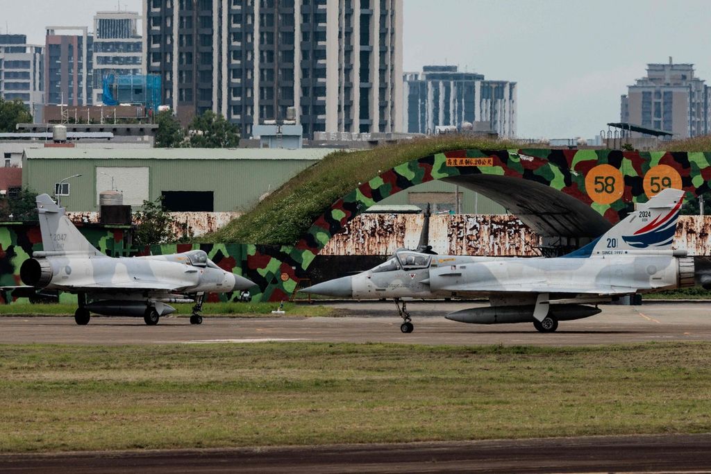 Jet Mirage 2000 Taiwan bersiap lepas landas dari Pangkalan Udara Hsinchu, Kamis (23/5/2024). 