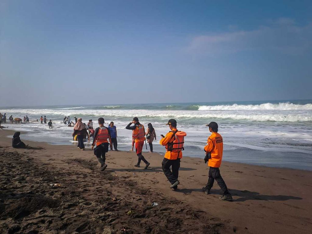 Tim Basarnas bersama Tim SAR Gabungan mencari korban tenggelam di Pantai Lembupurwo, Kebumen, Jawa Tengah, Senin (24/4/2023).