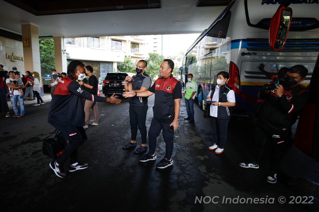 Ketua Kontingen Indonesia untuk SEA Games Vietnam Ferry Kono (tengah) melepas keberangkatan timnas sepak bola Indonesia di Hotel Sultan, Senayan, Jakarta, Selasa (3/5/2022).