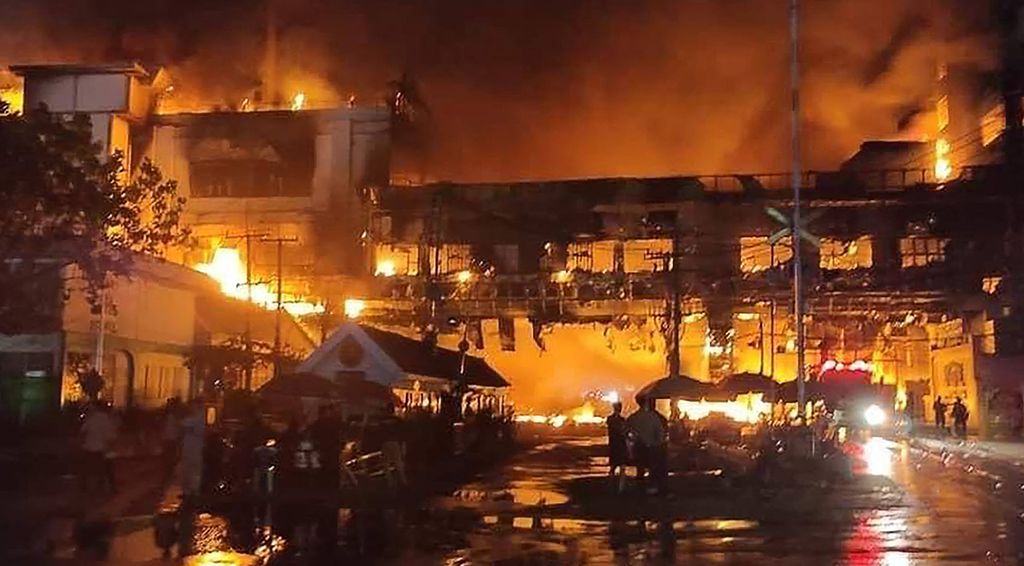 Petugas pemadam kebakaran dan tim penyelamat berada di lokasi kebakaran hotel dan kasino Grand Diamond City di Kota Poipet, Kamis (29/12/2022). Sedikitnya 20 orang tewas dan 100 orang terluka akibat kebakaran yang berlangsung hingga 12 jam itu. 