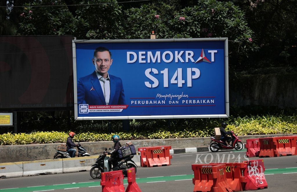 Baliho Partai Demokrat yang menampilkan nomor urut partai peserta pemilu 2024 terpasang di kawasan Dukuh Atas, Jakarta, Sabtu (17/12/2022). Partai Demokrat yang mendapat nomor urut 14 dalam pemilu 2024 sudah mulai mensosialisasikannya kepada publik. 