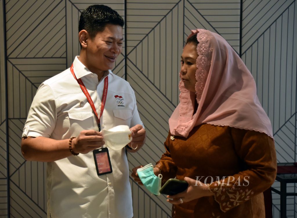 Ketua Umum Komite Olimpiade Indonesia (KOI) Raja Sapta Oktohari (kiri) berdiskusi dengan Pengurus Pusat Federasi Panjat Tebing Indonesia Yenny Wahid di sela-sela rapat kerja KOI di Jakarta, Kamis (20/1/2022). 