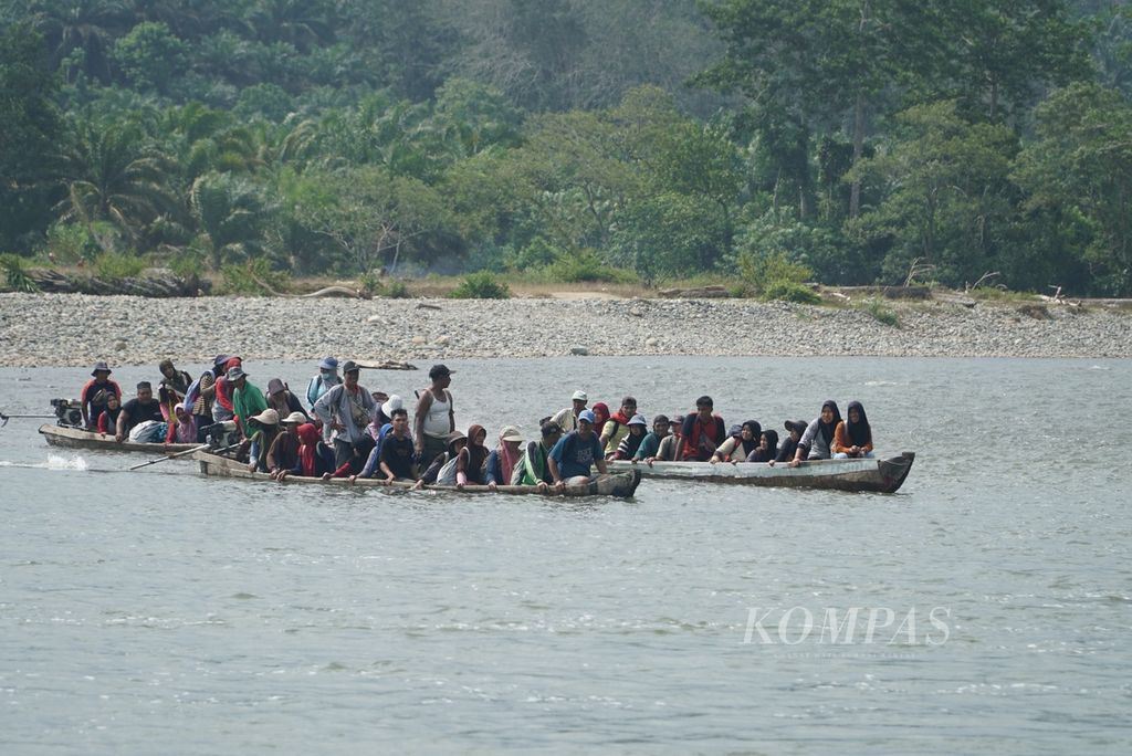 Para pekerja perusahaan perkebunan sawit menyeberang pulang kerja menumpang perahu ketek di Sungai Muar, Desa Serami Baru, Kecamatan Malin Deman, Kabupaten Mukomuko, Bengkulu, Sabtu (3/6/2023) siang.