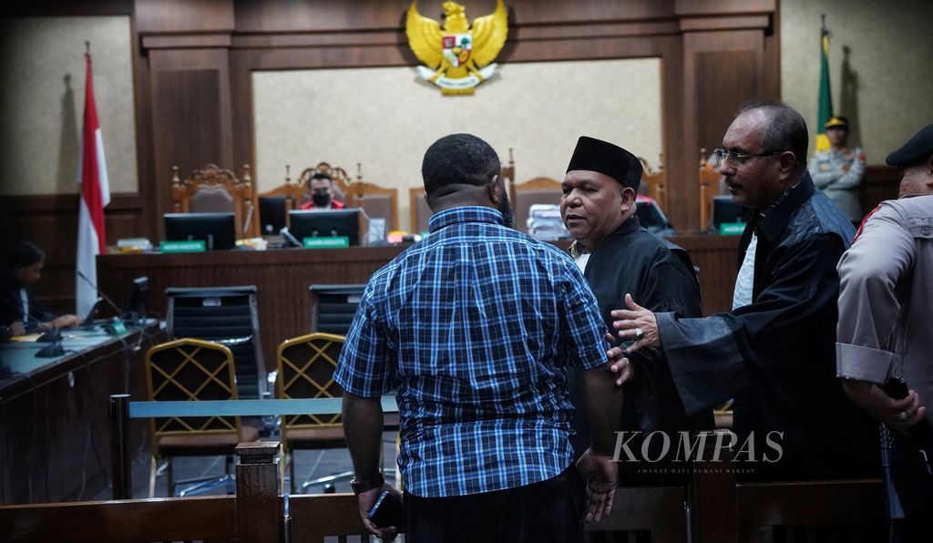 Tim pengacara menenangkan seorang keluarga Lukas Enembe yang menginterupsi saat berjalannya sidang dengan agenda vonis terhadap Lukas di Pengadilan Tipikor Jakarta Pusat, Jakarta, Senin (8/10/2023). 