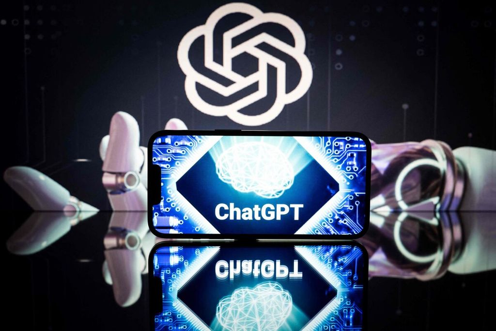 Logo ChatGPT dan OpenAI ditampilkan dalam sebuah layar, 23 Januari 2023. Kehadiran <i>chatbot</i> kecerdasan buatan ChatGPT akhir tahun lalu menggemparkan dunia teknologi.