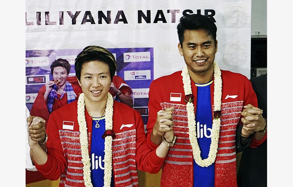 Pebulu tangkis Tontowi  Ahmad/Liliyana Natsir saat tiba di Terminal 2D Bandara Soekarno-Hatta, Tangerang, Selasa (29/8), dari Kejuaraan Dunia 2017 di Glasgow, Skotlandia. Owi/Butet merebut gelar ganda campuran setelah mengalahkan pasangan China di final.