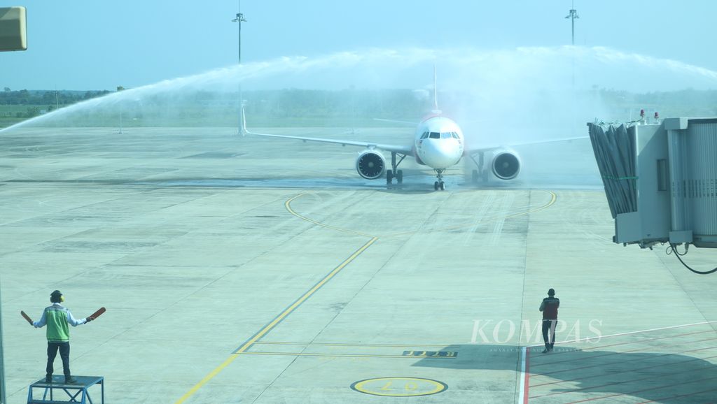 Atraksi penyemprotan air (<i>water salute</i>) menyambut kedatangan pesawat maskapai Air Asia yang pertama kali mendarat di Bandara Internasional Jawa Barat Kertajati di Kabupaten Majalengka, Rabu (17/5/2023). Pesawat itu untuk pertama kali melayani penerbangan dengan rute Kuala Lumpur ke Kertajati. Pesawat itu mengangkut 64 penumpang dari Malaysia.