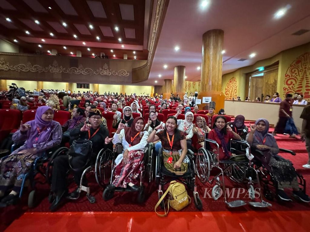 Ribuan perempuan menghadiri puncak acara Musyawarah Nasional Perempuan untuk Perencanaan Pembangunan atau Munas Perempuan 2024, Sabtu (20/4/2024), di Balai Budaya Giri Nata Mandala, Pusat Pemerintahan Kabupaten Badung, Bali. Perwakilan perempuan disabilitas hadir dalam munas tersebut.