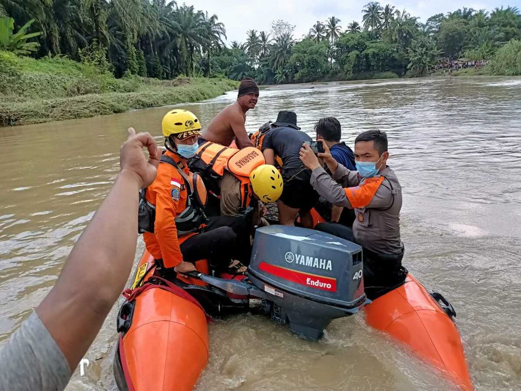 Tim SAR gabungan melakukan pencarian mobil yang terseret banjir di sungai di Desa Simeme, Kecamatan Deli Tua, Kabupaten Deli Serdang, Senin (28/2/2022). Empat meninggal dan satu selamat dalam kejadian itu. 