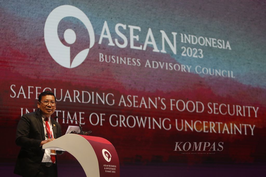 Kepala Badan Pangan Nasional Arief Prasetyo Adi menjadi pembicara kunci salah satu diskusi panel yang menjadi rangkaian dalam ASEAN Business Investment Summit, di Hotel Sultan, Jakarta, Minggu (3/9/2023). Diskusi panel tersebut mengusung tema Safeguarding ASEANs Food Security in a Time of Growing Uncertainty