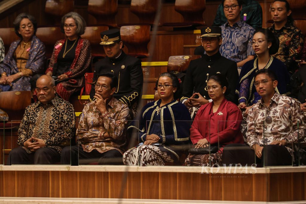 Raja Keraton Yogyakarta Sultan Hamengku Buwono X (kedua dari kiri di depan) menyaksikan penampilan Yogyakarta Royal Orchestra saat tampil dalam Konser Hari Penegakan Kedaulatan Negara di Aula Simfonia Jakarta, Jumat (1/3/2024). 