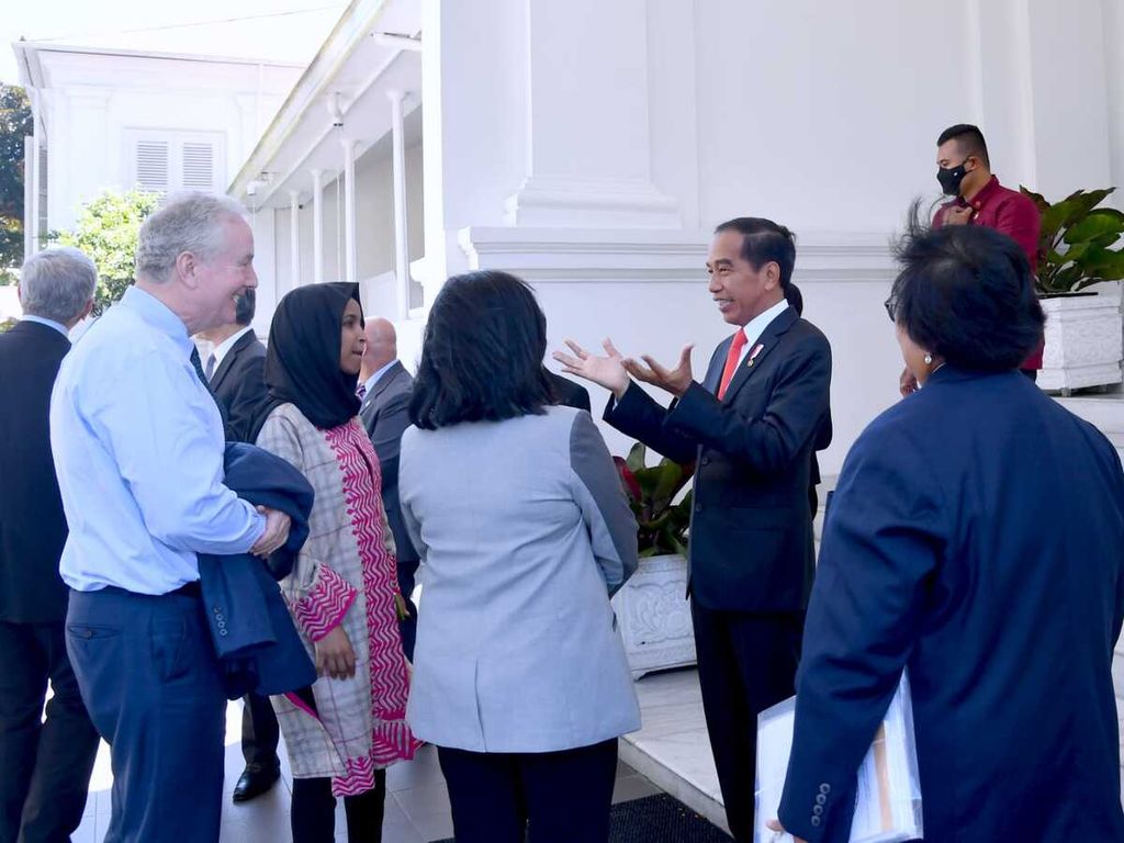 Presiden Joko Widodo menerima kunjungan anggota kongres Amerika Serikat pada Rabu, 12 April 2023, di Istana Merdeka, Jakarta. Dalam pertemuan tersebut, para delegasi kongres menyampaikan komitmen Amerika Serikat untuk terus meningkatkan kerja sama dengan Indonesia dalam konteks kemitraan strategis atau <i>strategic partnership</i>.