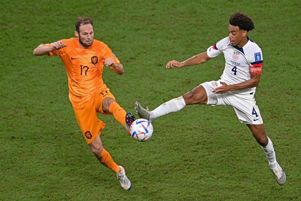 Bek Belanda Daley Blind berebut bola dengan gelandang Amerika Serikat Tyler Adams dalam pertandingan babak 16 besar Piala Dunia Qatar antara Belanda dan Amerika Serikat di Stadion Khalifa International, Doha, Sabtu (3/12/2022). Blind mampu melanjutkan karier sepak bolanya meskipun dua kali kena serangan jantung. 