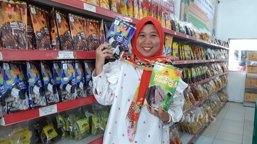 Sinta showed processed banana products at her shop in Bandarlampung.
