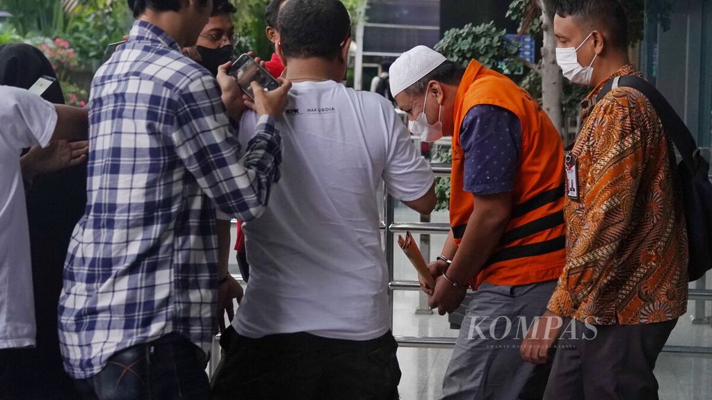 Bambang Kayun berusaha melewati hadangan para wartawan setelah diperiksa penyidik di Gedung Komisi Pemberantasan Korupsi (KPK), Jakarta, Kamis (2/3/2023). Bambang Kayun merupakan perwira polisi di Mabes Polri berpangkat ajun komisaris besar yang tersangkut dugaan suap terkait pemalsuan surat dalam perebutan hak ahli waris. 