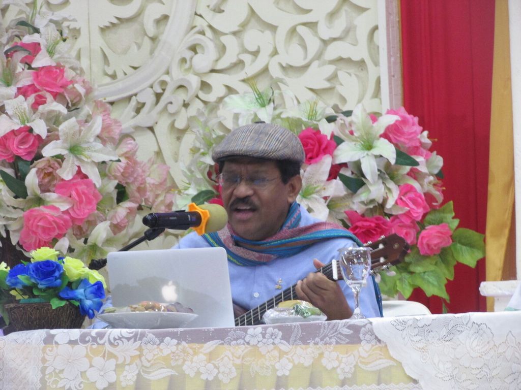 Godefridus Meko SVD memainkan gitar saat bedah dan peluncuran buku puisi karyanya berjudul <i>Sang Mesias</i> di Kupang, NTT, Sabtu (2/4/2022).