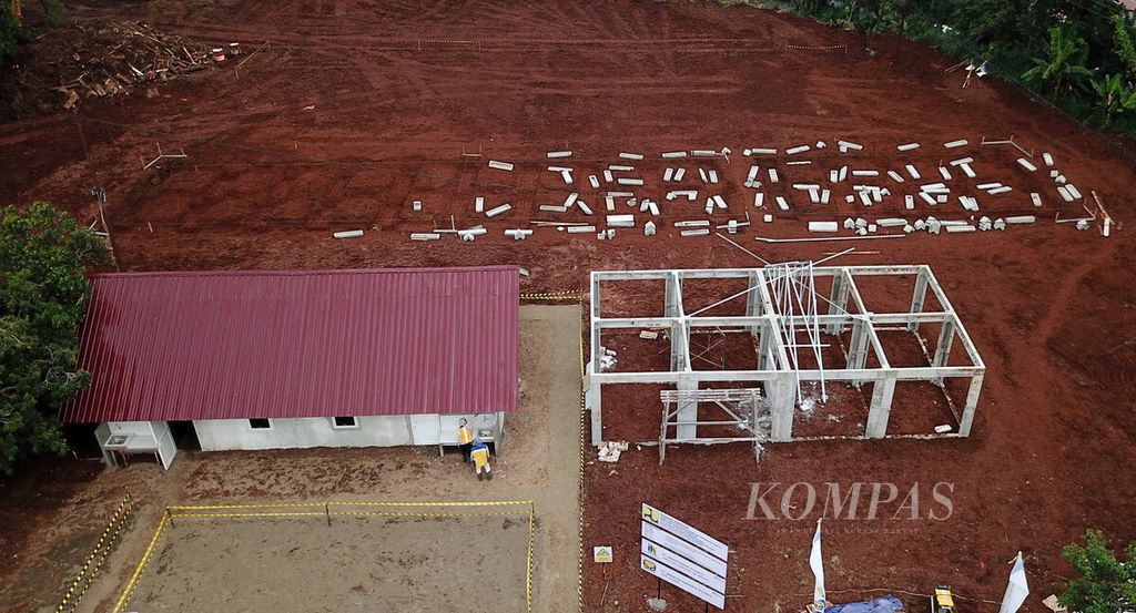 Lahan relokasi warga korban gempa seluas 2,5 hektar tempat dibangunnya rumah tahan gempa dengan teknologi panel struktur RISHA (rumah instan sederhana sehat) di Desa Sirnagalih, Kecamatan Cilaku, Kabupaten Cianjur, Jawa Barat, Senin (5/12/2022).