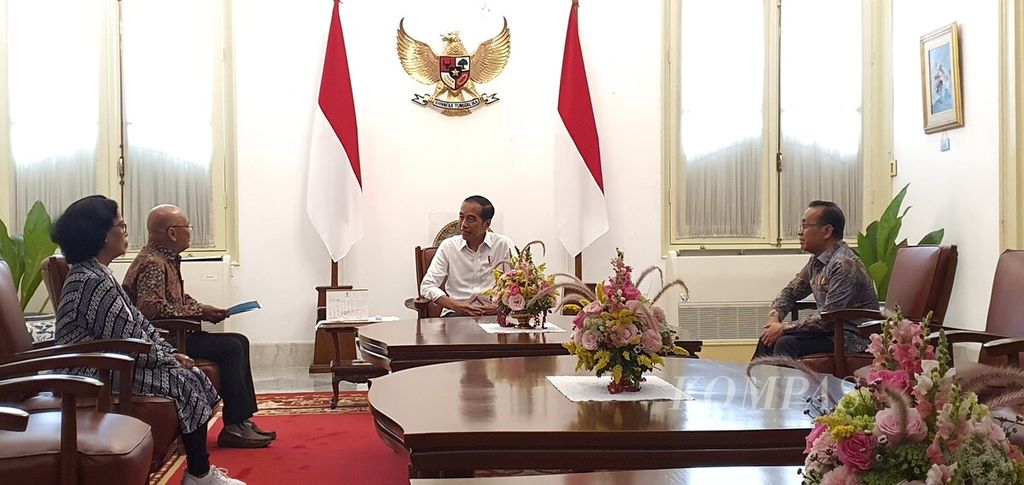 Presiden Joko Widodo menerima dua KPPS TPS 10 Gambir di Istana Merdeka, Jakarta, Senin (12/2/2024). Kedua anggota KPPS menyampaikan surat undangan untuk memberikan suara kepada Presiden Jokowi dan Nyonya Iriana.