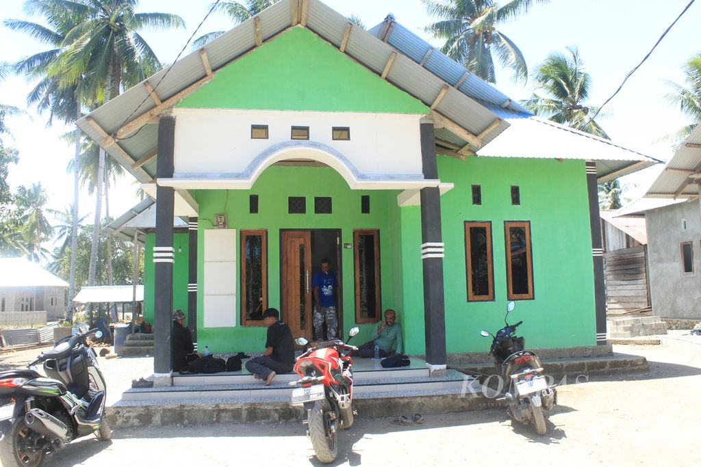 Rumah warga di pesisir Desa Kawa, Kecamatan Seram Barat, Kabupaten Seram Bagian Barat, Maluku, Senin (4/9/2023). Rumah itu merupakan salah satu hasil melaut nelayan yang kerap menangkap ikan tuna, salah satu komoditas ekspor.