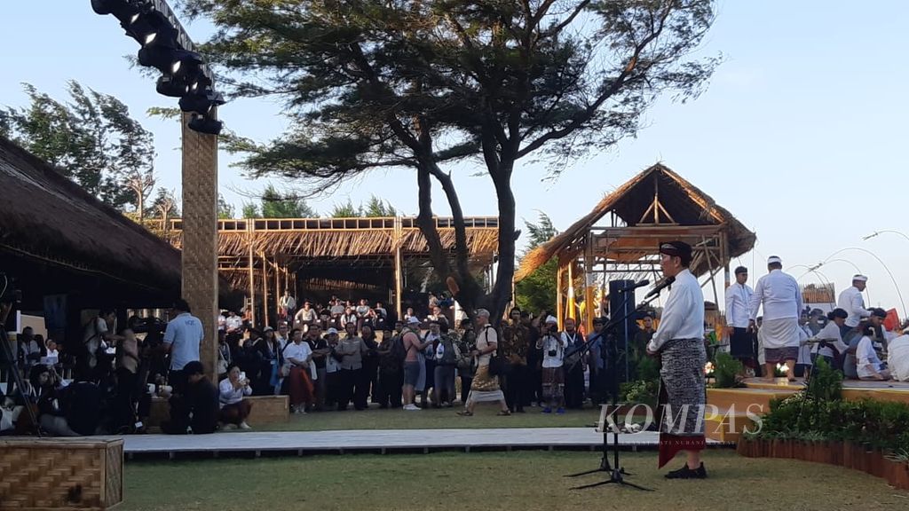 Menteri Koordinator Bidang Kemaritiman dan Investasi Luhut Binsar Pandjaitan memberikan sambutan di sela-sela acara pembukaan Forum Air Sedunia Ke-10 di Kawasan Ekonomi Khusus (KEK) Kura Kura Bali, Sabtu (18/5/2024).