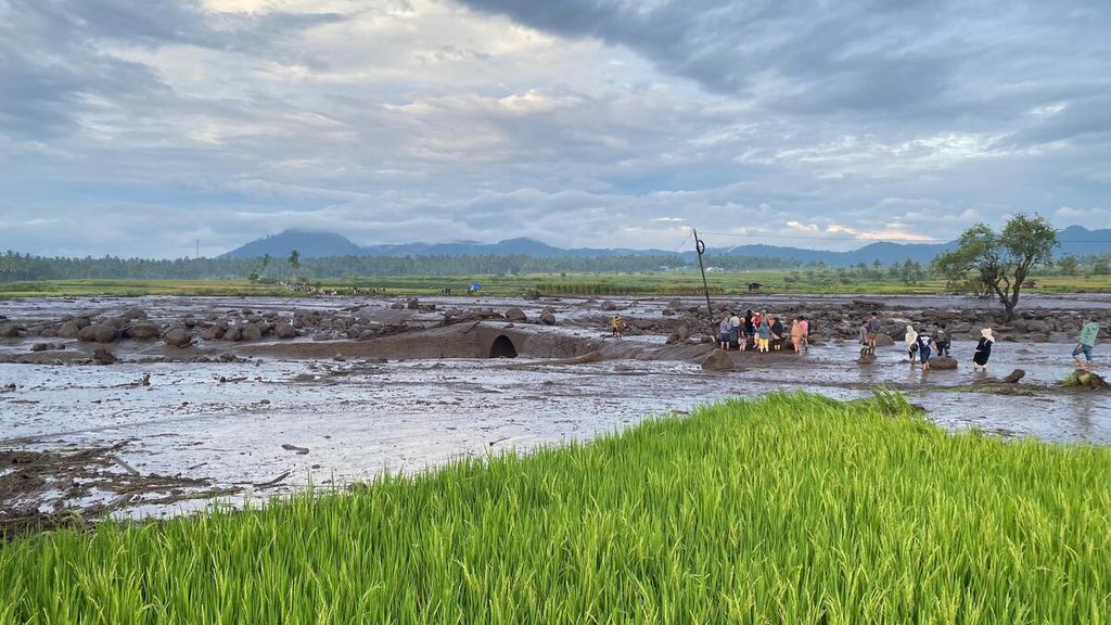 Areal persawahan warga pascabanjir bandang di Kabupaten Agam, Sumatera Barat, Minggu (12/5/2024). Banjir bandang melanda wilayah ini pada Sabtu (11/5/2024) malam.