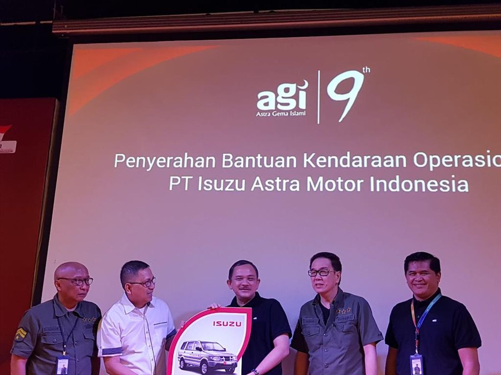 Para pejabat grup PT Astra International Tbk menyerahkan bantuan kendaraan kepada karyawan di acara Astra Gema Islami (AGI) 2019, di Jakarta, Jumat (12/7/2019).