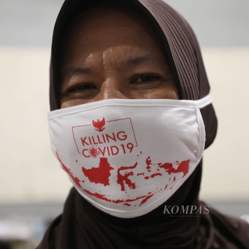 A resident is still wearing a mask to prevent the spread of Covid-19.