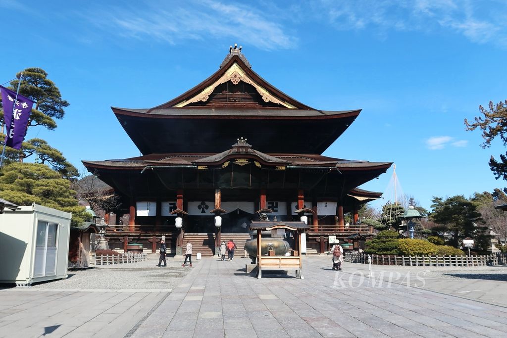 Aula utama (Zenkoji Hondo), tempat patung Buddha Ikko Sanzon Amida Nyorai, di kawasan Kuil Zenkoji, Nagano, Jepang, 17 Februari 2023. 