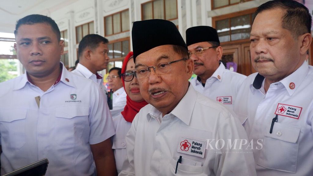 Ketua Umum Palang Merah Indonesia (PMI) Muhammad Jusuf Kalla (tengah) di Gedung Mahligai Pancasila, Banjarmasin, Kalimantan Selatan, Rabu (18/1/2023).