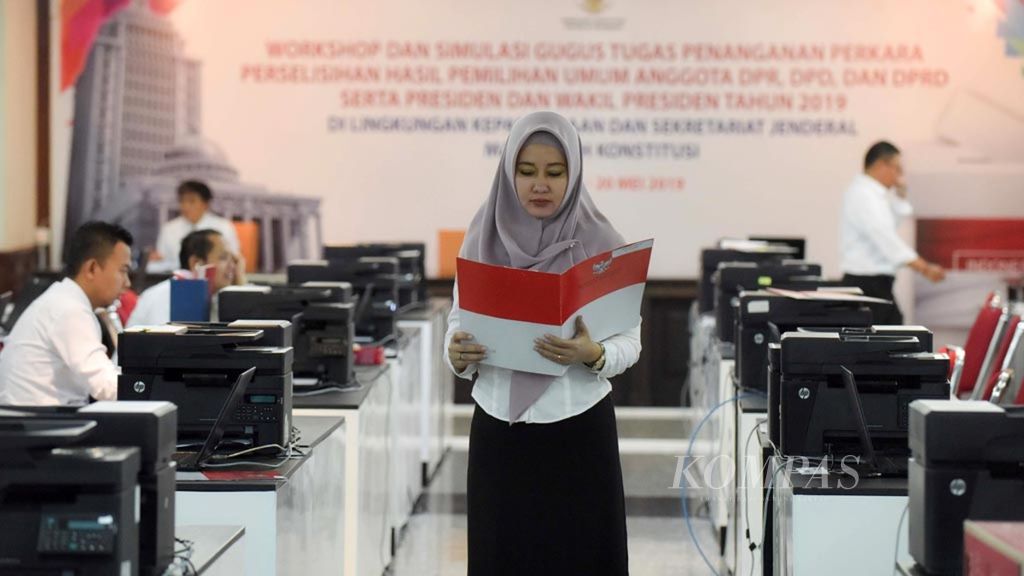 Suasana di ruang pemeriksaan berkas pengajuan gugatan perselisihan hasil Pemilu 2019 di Gedung Mahkamah Konstitusi, Jakarta Pusat, 21 Mei 2019. 